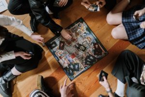 Quel jeu de société choisir pour une soirée entre amis ?