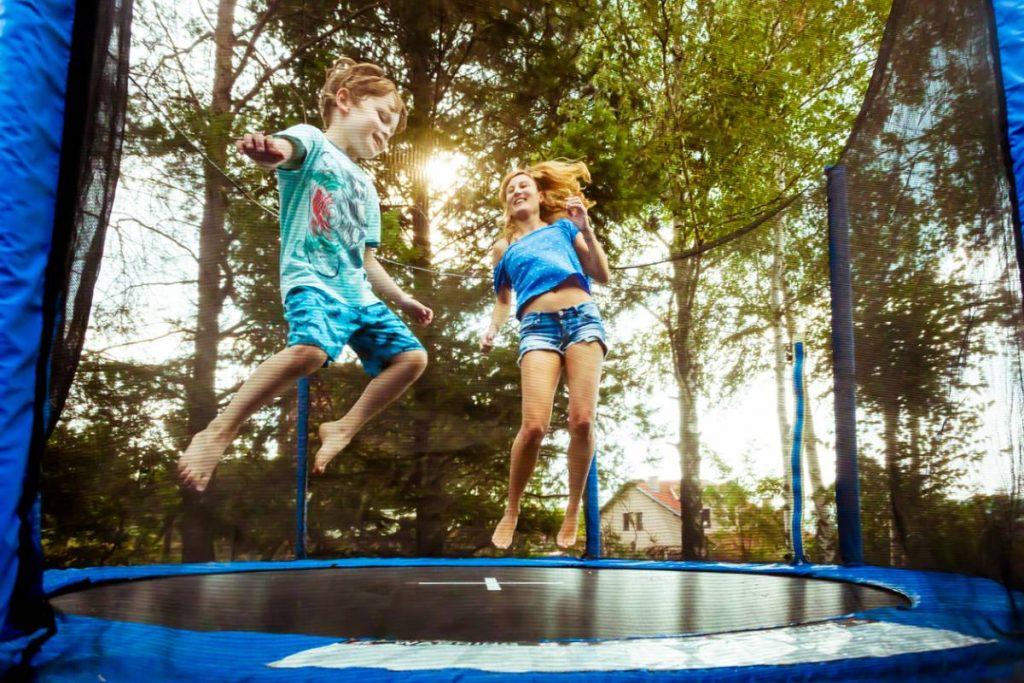 Le trampoline : le jeu d’été préféré des enfants